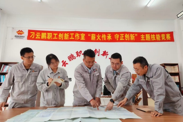 图为刁云鹏创新工作室研讨破解生产难题