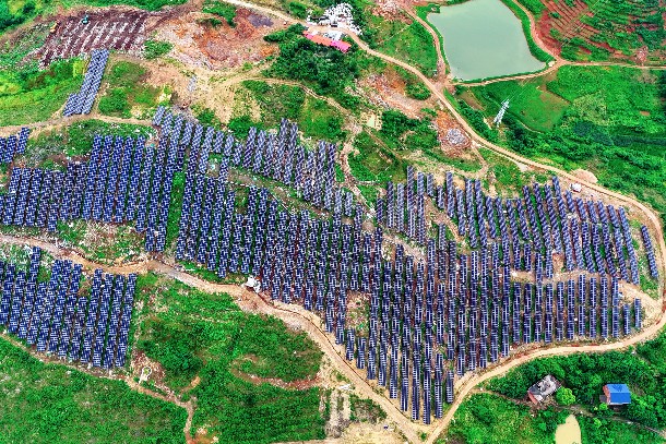 图为石亭子农光互补项目光伏部分阵列航拍图