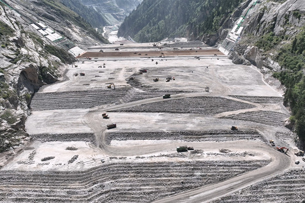 68图为双江口水电站大坝填筑形象