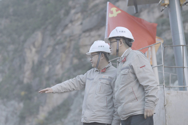 68图为双江口公司工程党支部党员在大坝坝面开展工作