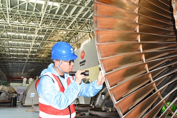 02 图为机组检修现场检修人员认真检查汽轮机叶片_副本