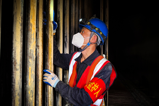 03 图为党员检查锅炉炉膛_副本