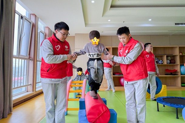 08 图为志愿者帮助特殊儿童感统训练_副本_副本