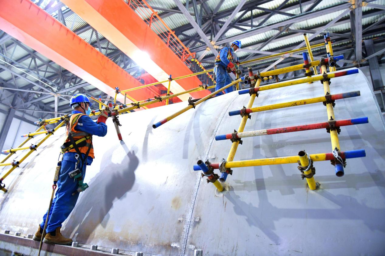 图为6月10日,准东电厂施工人员搭设2号机组低压外缸脚手架,加快推进主厂房设备安装进程