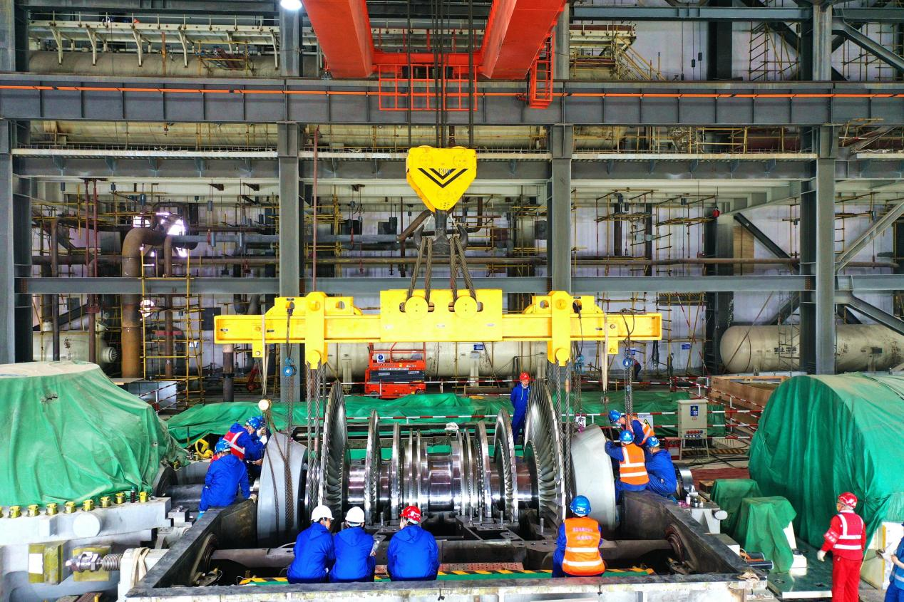 图为4月20日,准东电厂施工人员调整1号机组低压转子入缸的角度,确保转子就位时不发生摩擦碰撞现象。