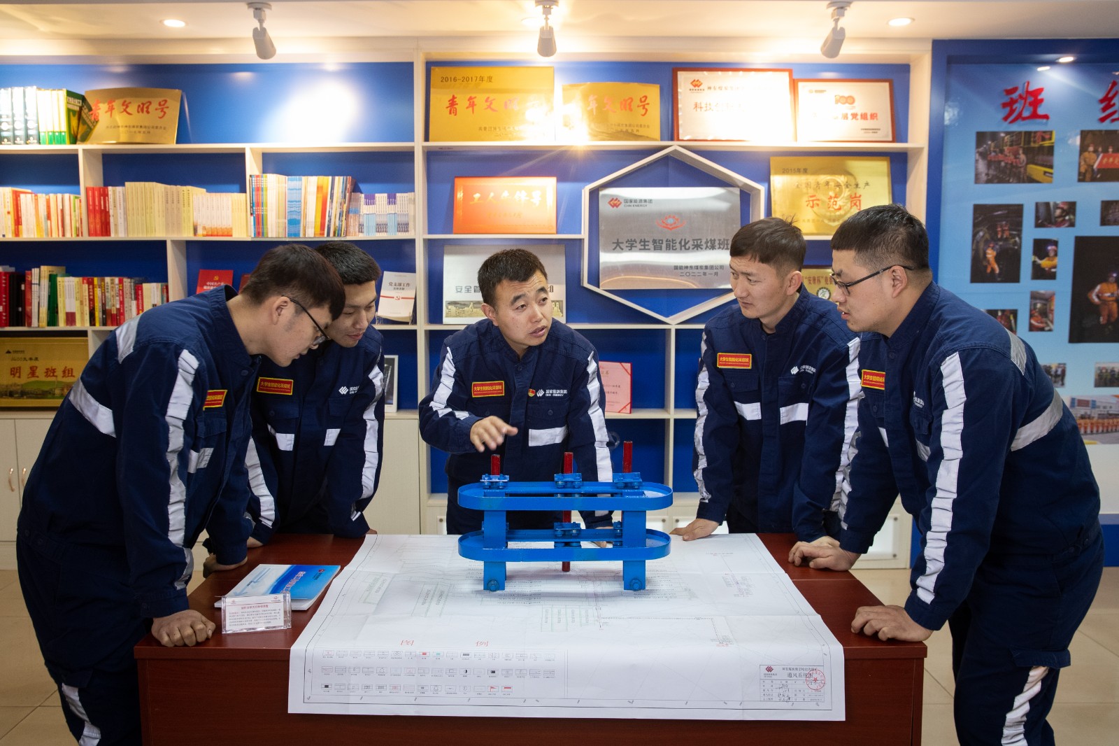 2022年,神东煤炭党委为哈拉沟煤矿授牌,成立公司首个“大学生智能化采煤班”,并提出加快组建大学生智能化班组,为推动企业智能化建设和高质量发展探索新路径。刘娜摄