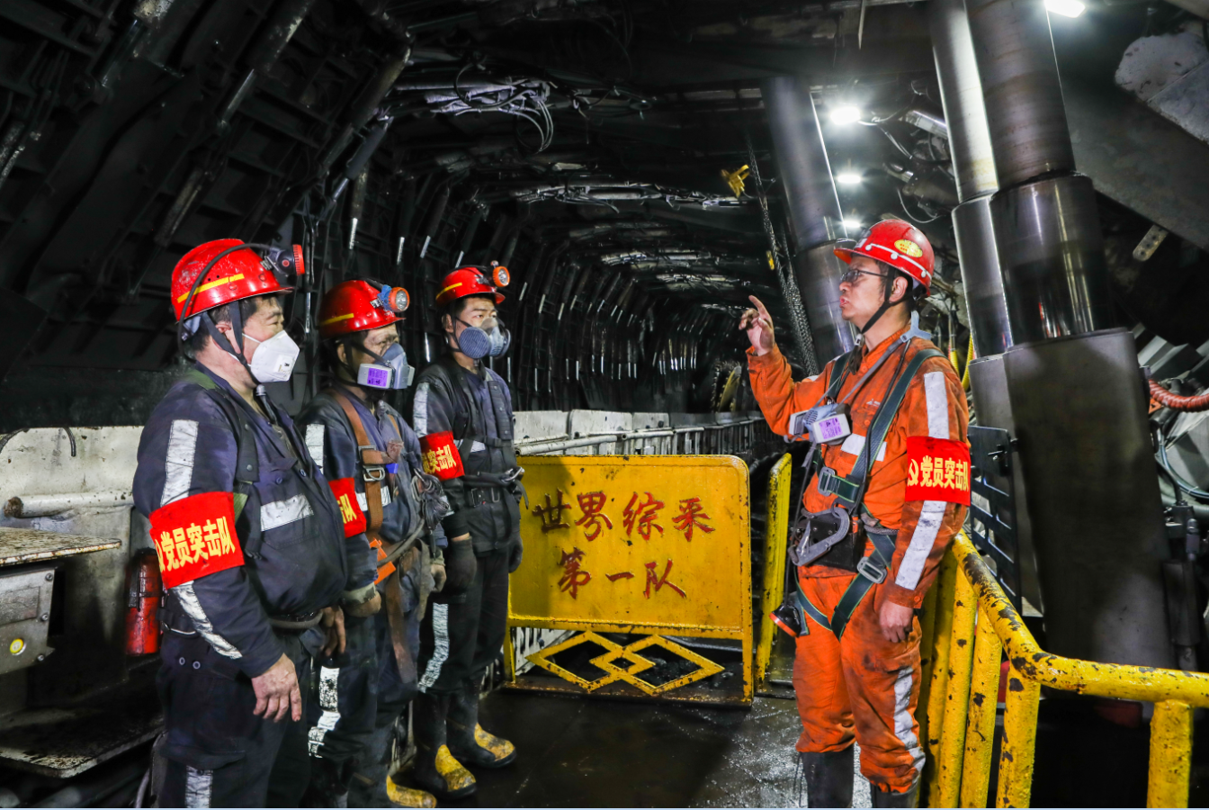 神东煤炭上湾煤矿综采一队党员突击队分配当班任务。该队实行支部党员包干制,通过“党员身边无事故”“党员身边无隐患”“党员身边无‘三违’”活动,把安全责任落实落地在生产一线,把党员的作用实实在在发挥到现场。刘娜摄