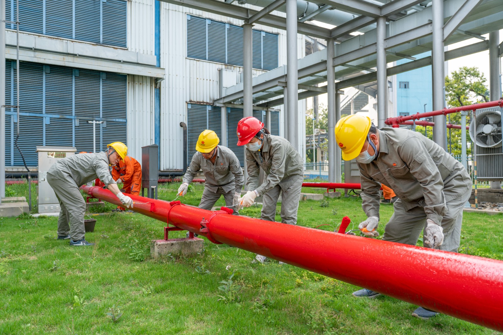 图为公司党员参加“助力现场文明生产”主题党日活动现场