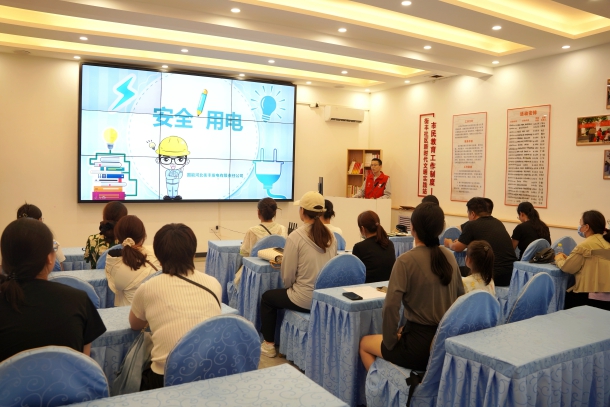 图为志愿者向居民们普及安全用电知识