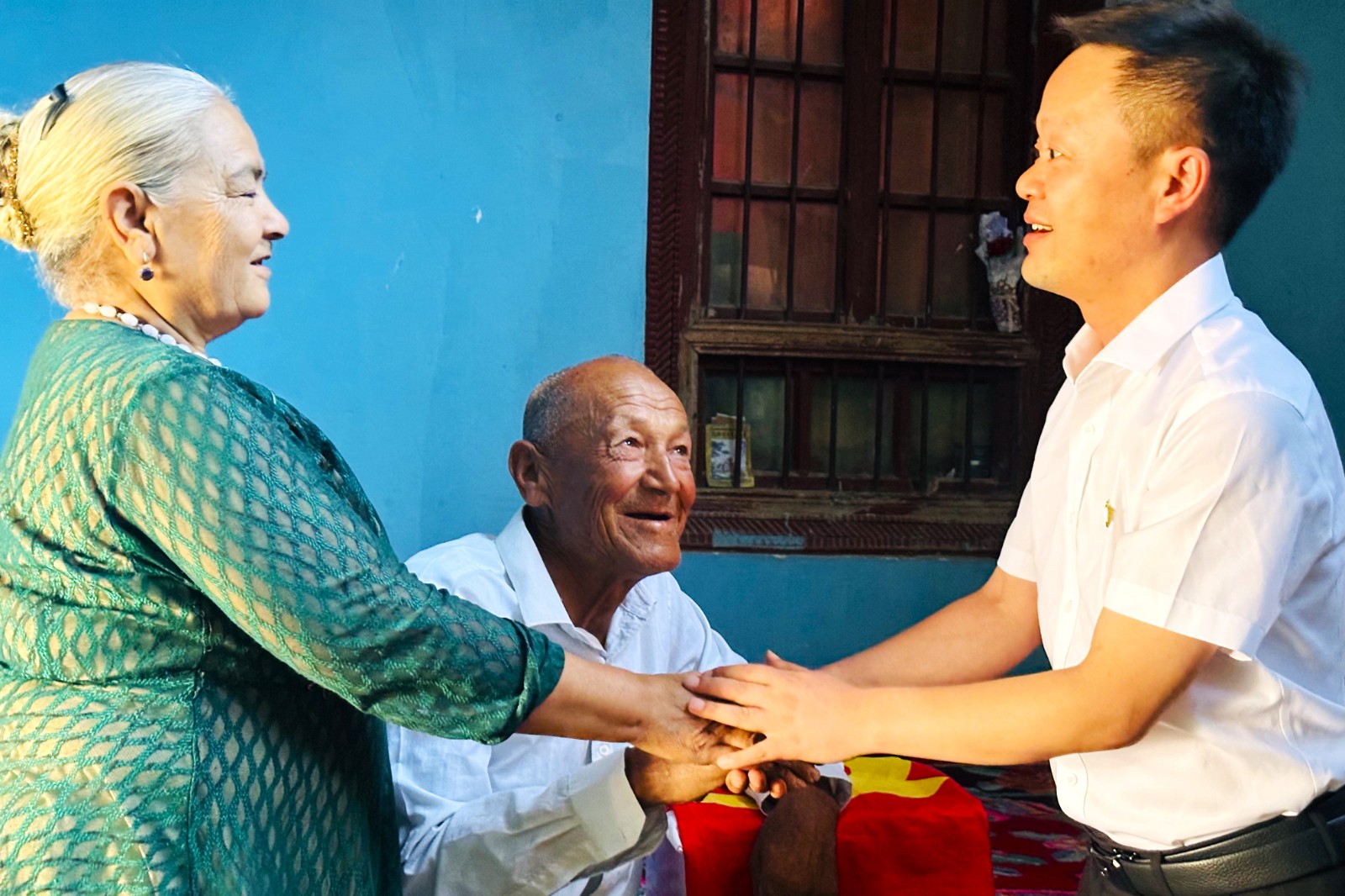 工作队员慰问行动不便的老党员