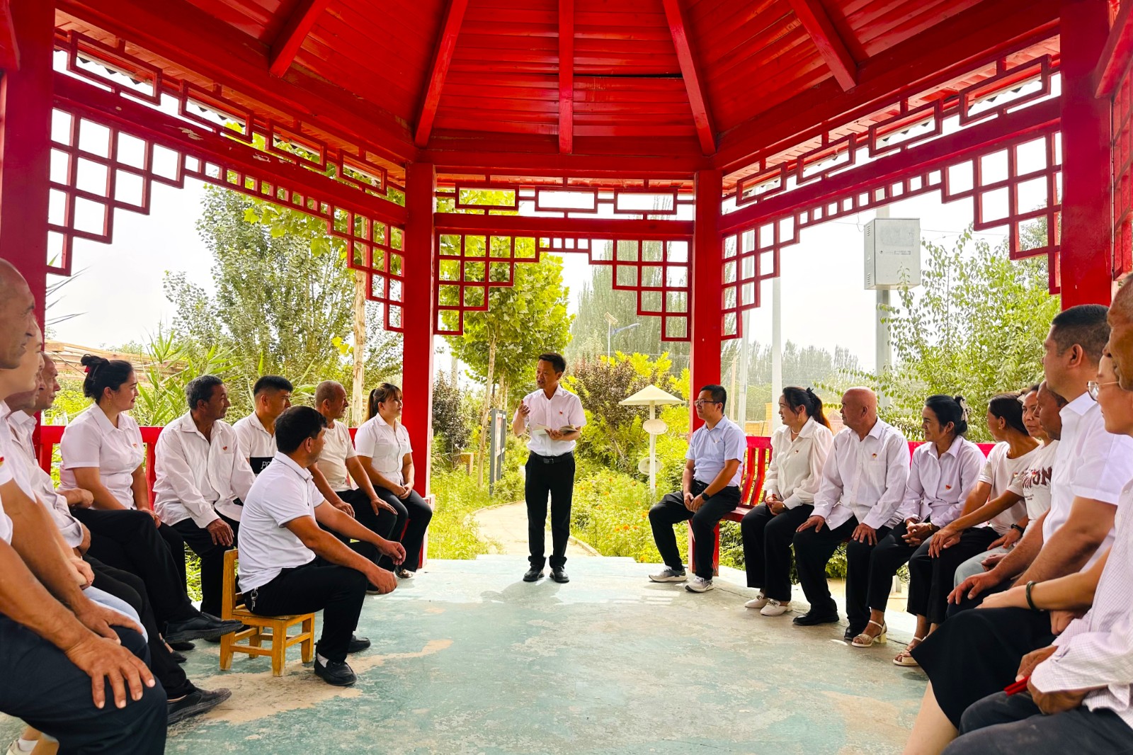 工作队员上党课