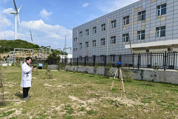 【集团格式】图为检测人员正在进行新能源场站电磁辐射的监测