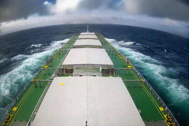 航运公司船舶积极避台护航保供