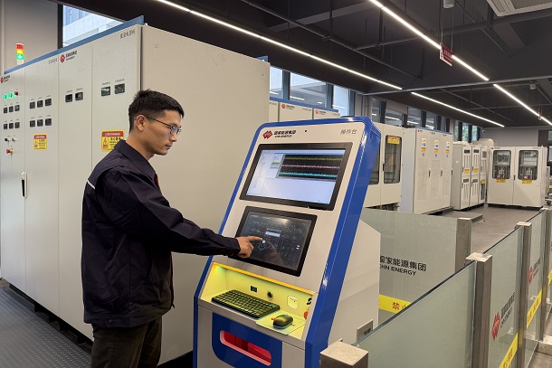 【集团格式】图为技术人员操作功率测试平台