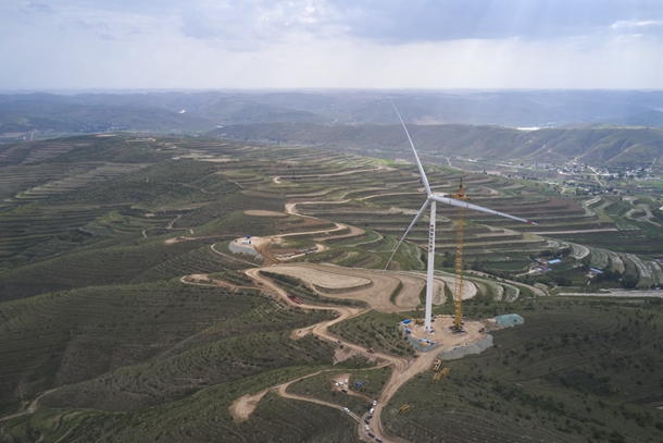 图为首台风机吊装完成