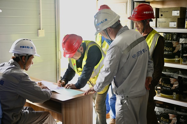 1图为该项目现场工人排队兑换安全积分