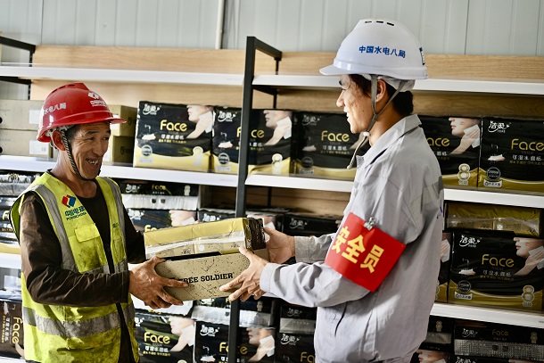 3图为该项目部为工人发放兑换物资