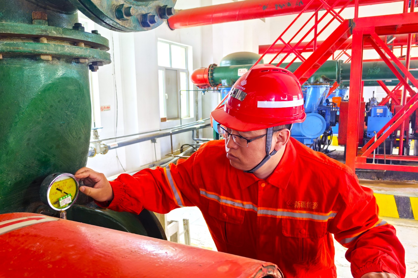 图为技术人员在检查设备运行情况