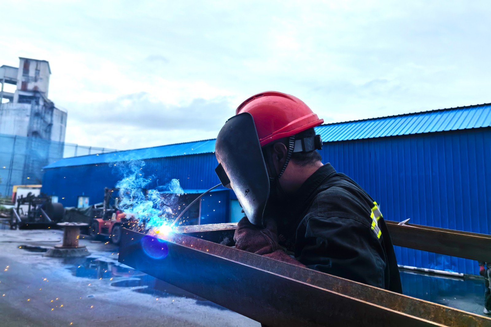 图为维修工加工检修工具