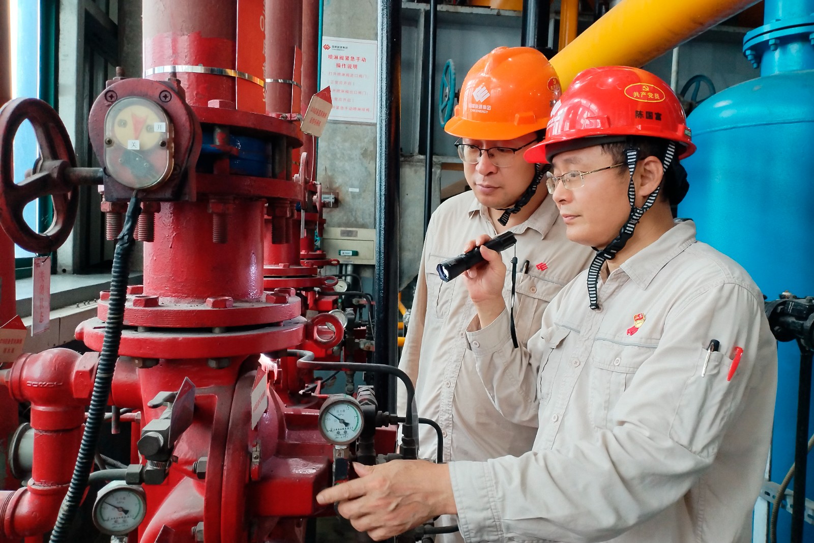 图为陈国富带领党员技术专班现场检查设备运行情况