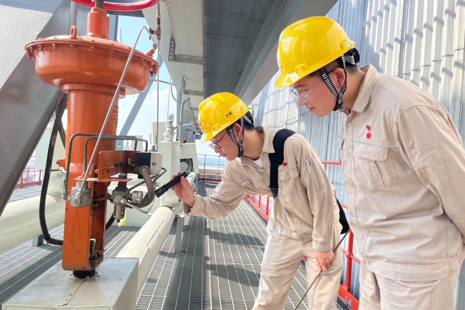 6图为运行人员正在排查现场设备隐患