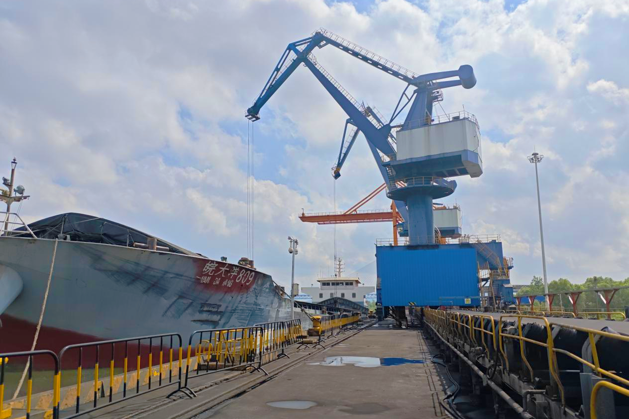 图为铜陵公司码头卸船机正在抢卸煤炭