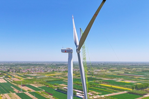 图为风机叶轮与机舱对接