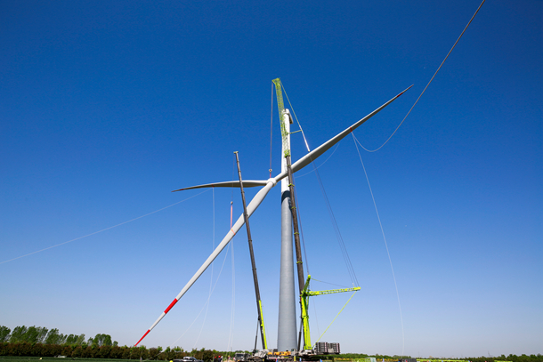 河北公司定州电厂50MW风电项目首台风机顺利完成吊装