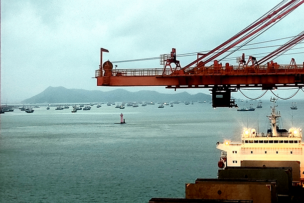 图为大量渔船碍航